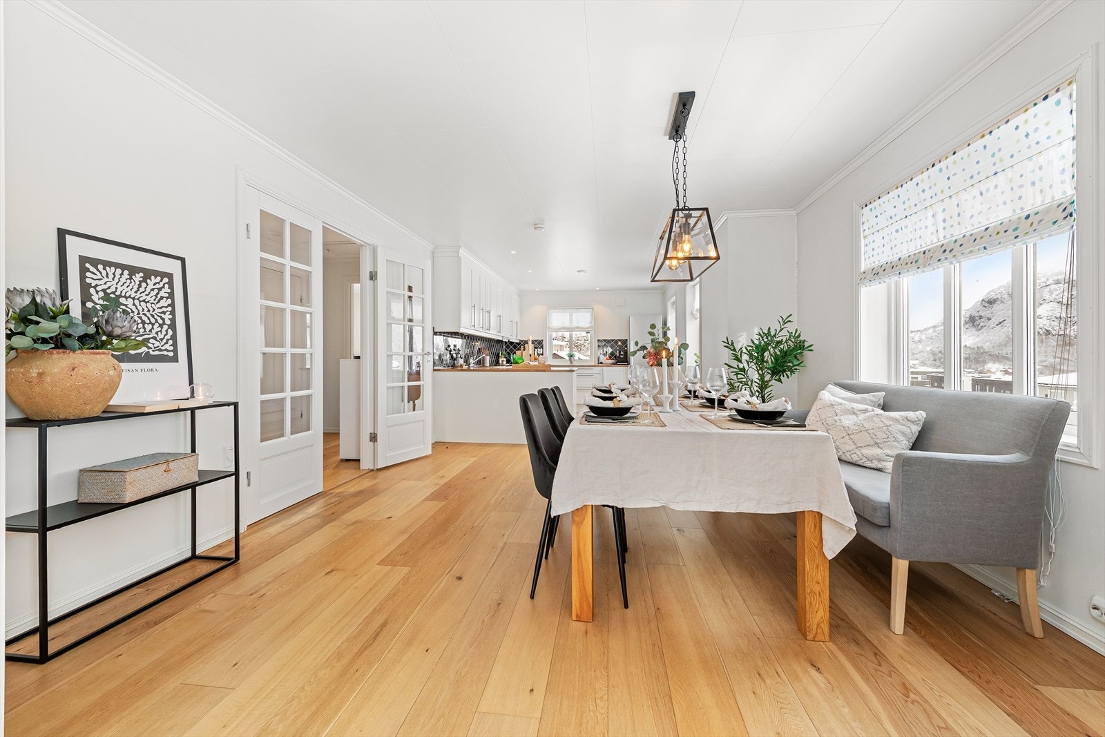 God plass til spisebord i tilknytning til kjøkkenet. Perfekt for sosiale sammenkomster. Galleribilde