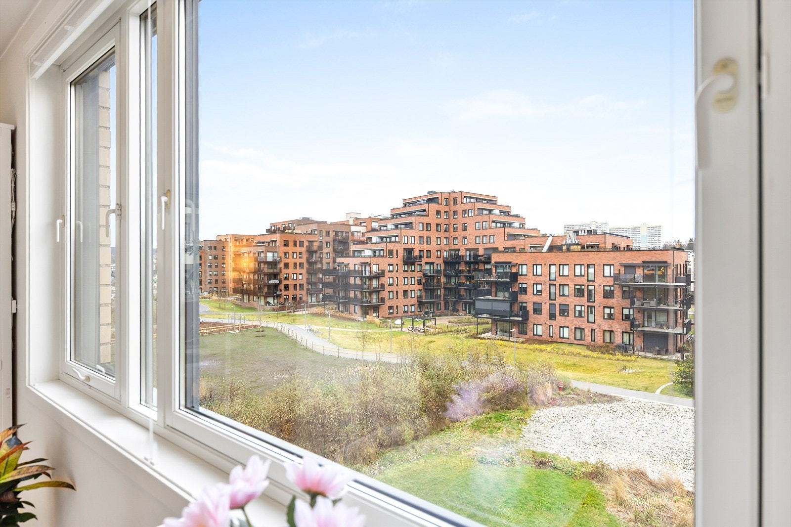 Vinduene gir godt med lysinnslipp og en herlig utsikt. Galleribilde