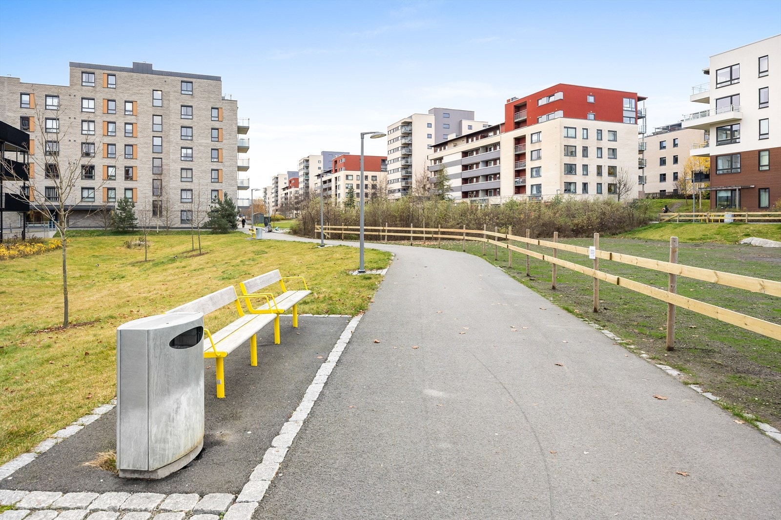 Fine turveier snor seg gjennom området, ideelt for gå- eller løpeturer. Galleribilde