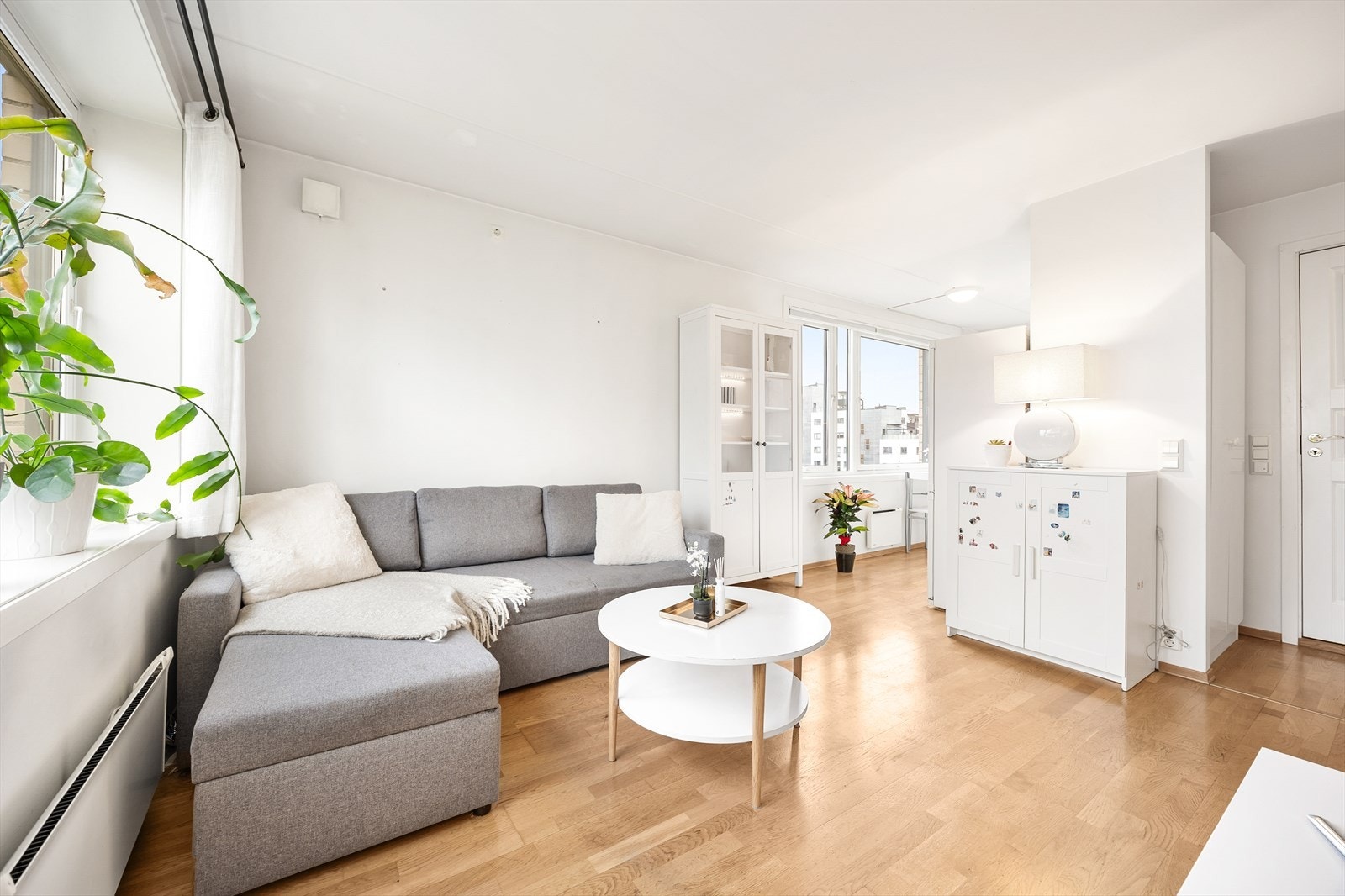 Stuen er av god størrelse med plass til sofagruppe og TV-møblement. Galleribilde