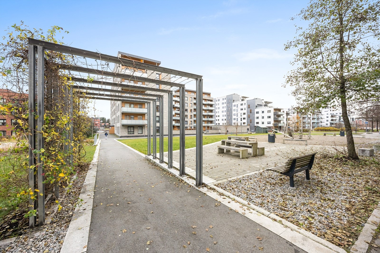Vestparken byr på store grøntarealer, sittebenker og beplantning. Galleribilde