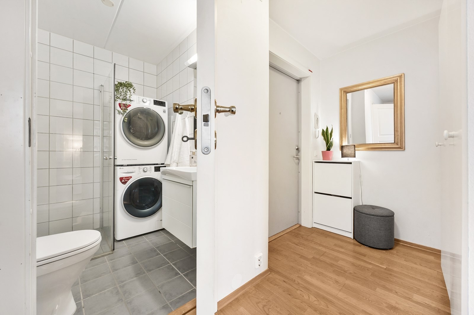 Badet er praktisk plassert ved entréen. Galleribilde