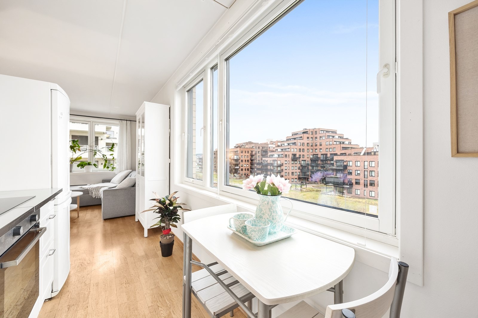 Ved vinduet er det en naturlig plass for et praktisk spisebord. Galleribilde