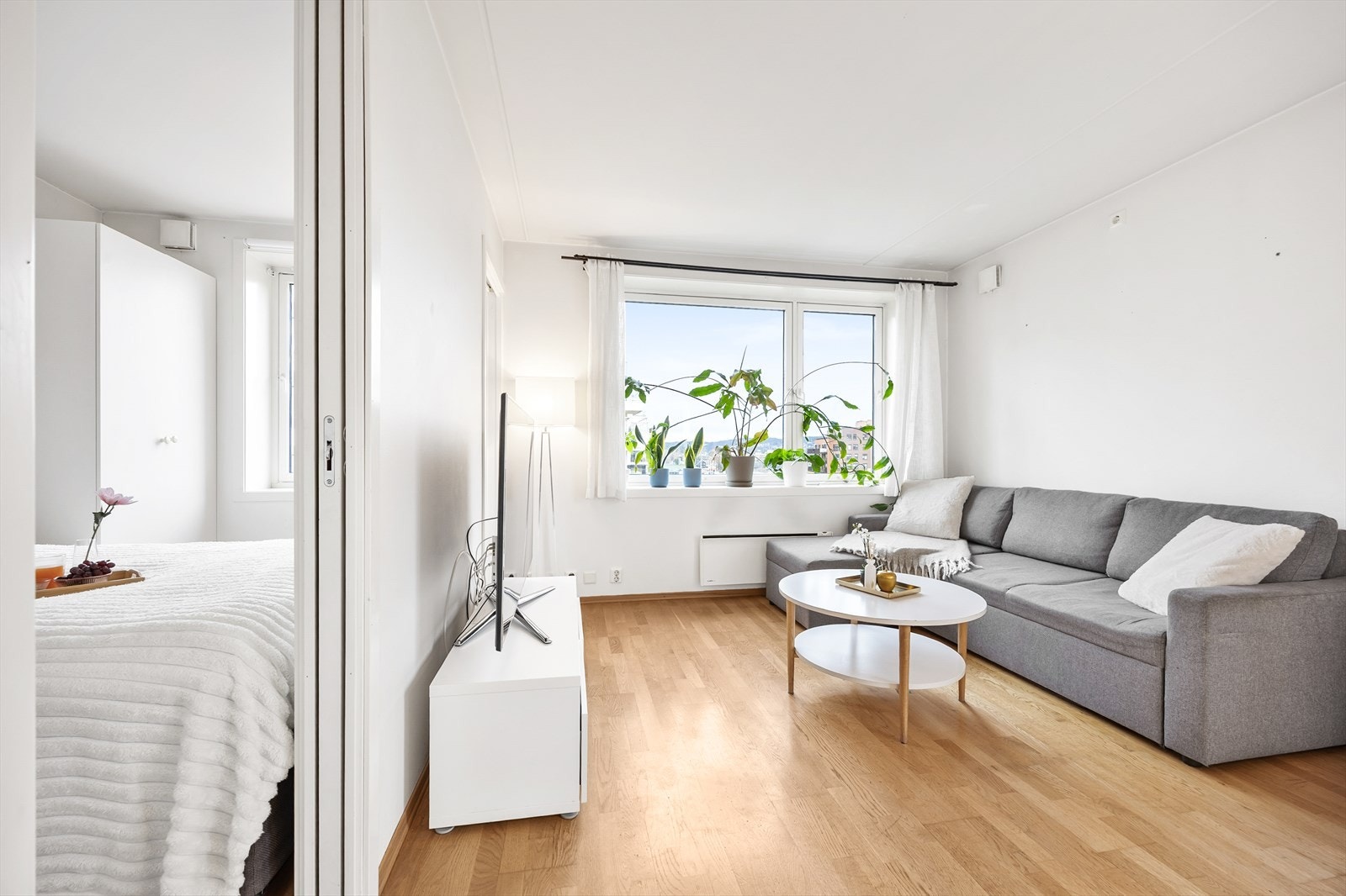 Leiligheten har en praktisk og fin åpen planløsning med store vindusflater som skaper en luftig atmosfære. Galleribilde