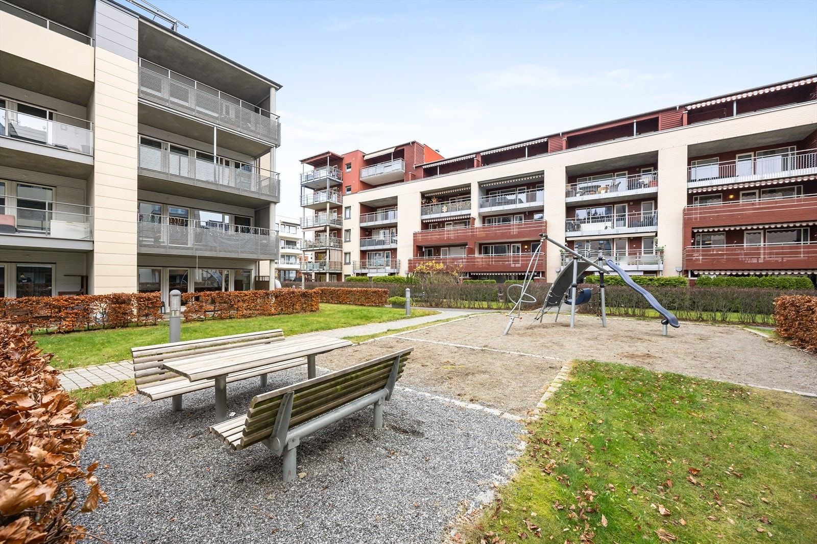 Området er barnevennlig med flere lekeapparater. Galleribilde