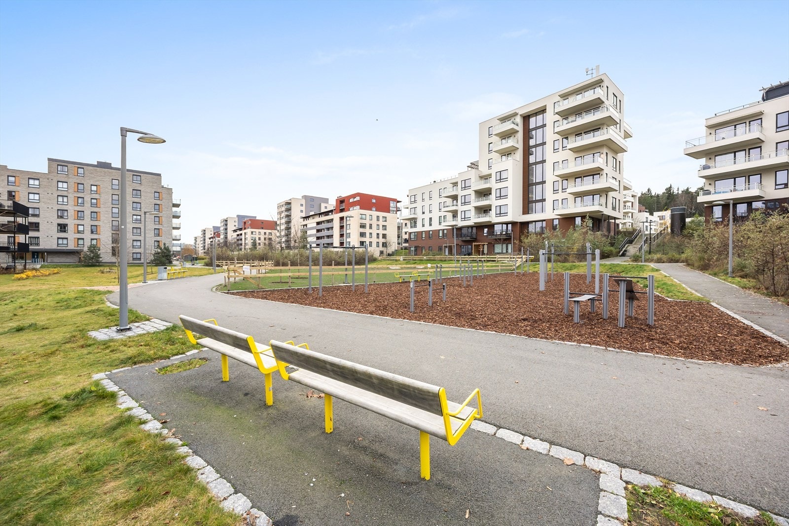 Flere sittegrupper og benker er plassert rundt i parken. Galleribilde