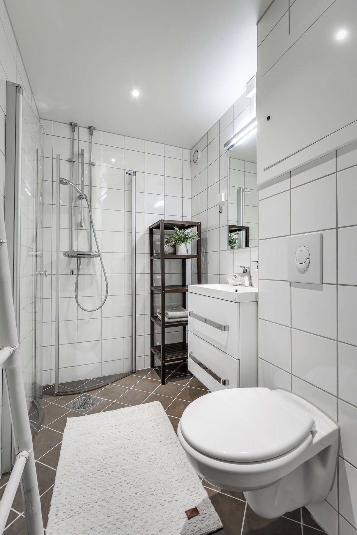 Badet ble pusset opp i 2015/2016 i regi av borettslaget og har moderne innredning, vegghengt toalett, svingbare dusjdører og opplegg for vaskemaskin. Galleribilde