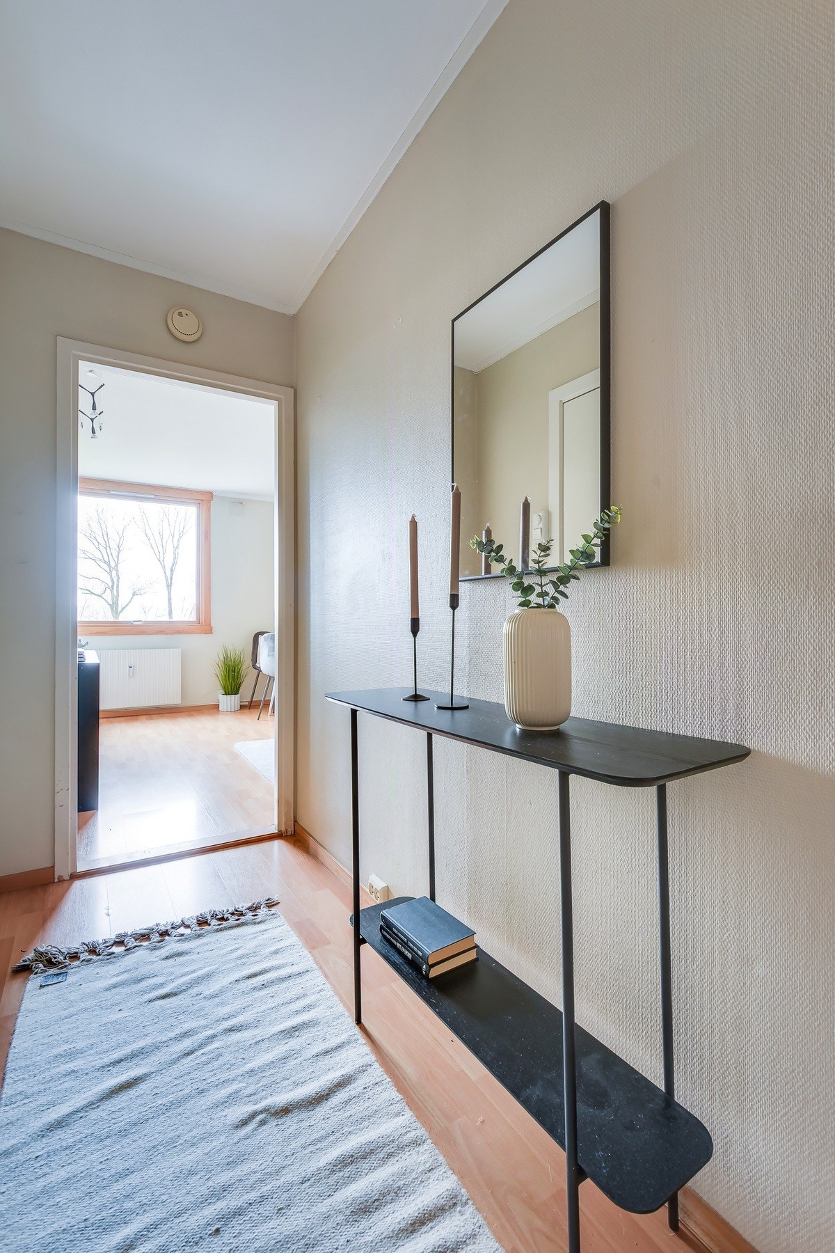Innbydende entré med plass til å henge fra seg yttertøy og sko. Galleribilde