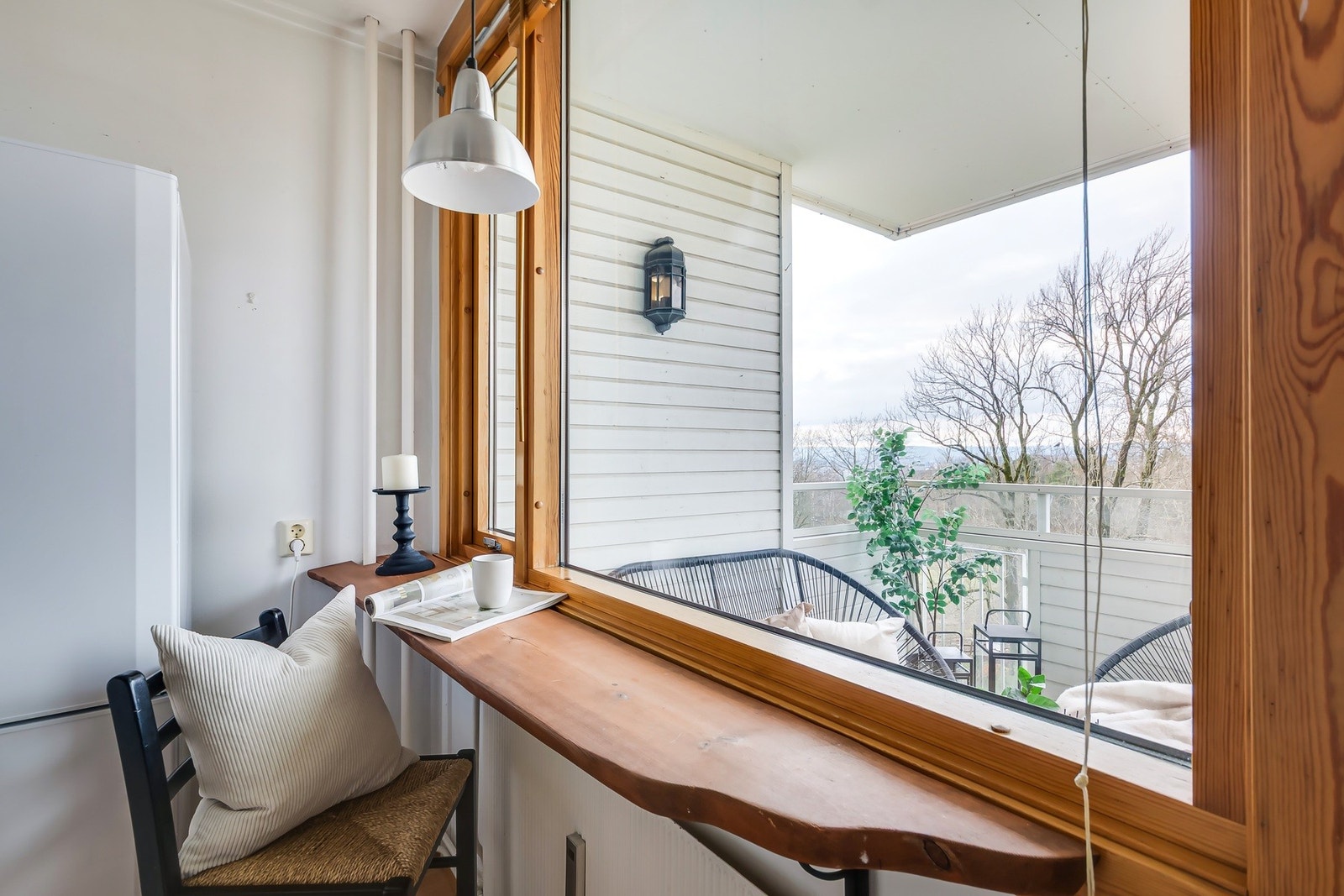 Hyggelig spiseplass ved vinduet. Galleribilde