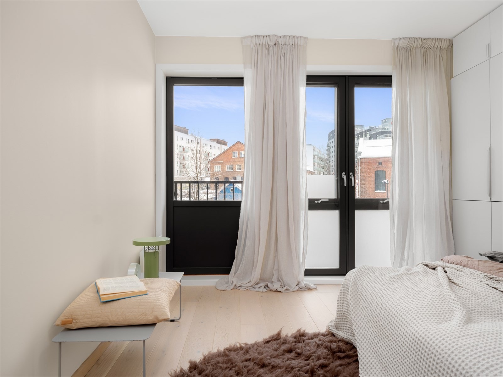 Store vinduer slipper rikelig med naturlig lys inn. En fransk balkong gjør det mulig å lufte ekstra på de varmeste dagene. Galleribilde