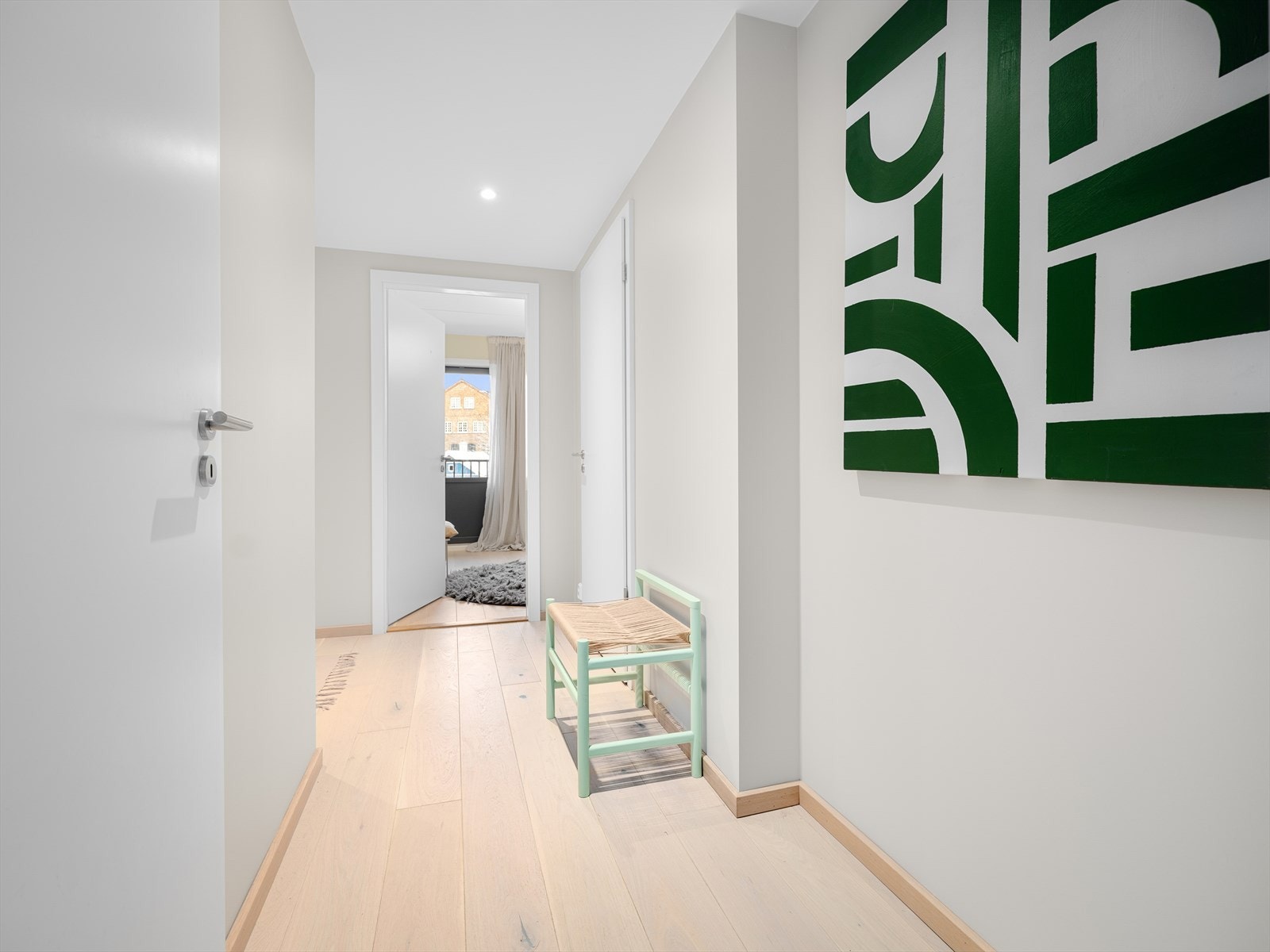 De tre soverommene ligger behagelig tilbaketrukket fra den sosiale sonen, og på rekke og rad i gangarealet. Galleribilde