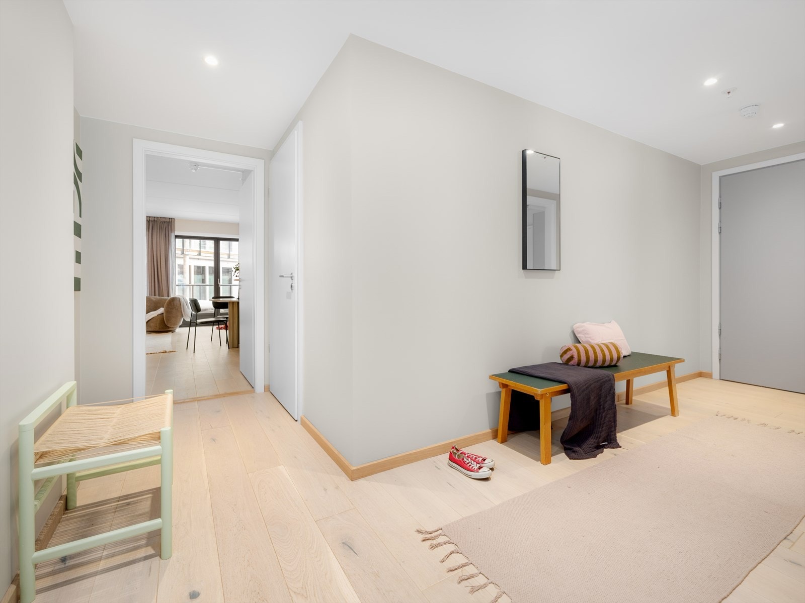 Rikelig med plass til å montere en garderobeløsning langs veggen. Det er behagelig vannbåren gulvvarme i entre, gang, stue og kjøkken. Galleribilde