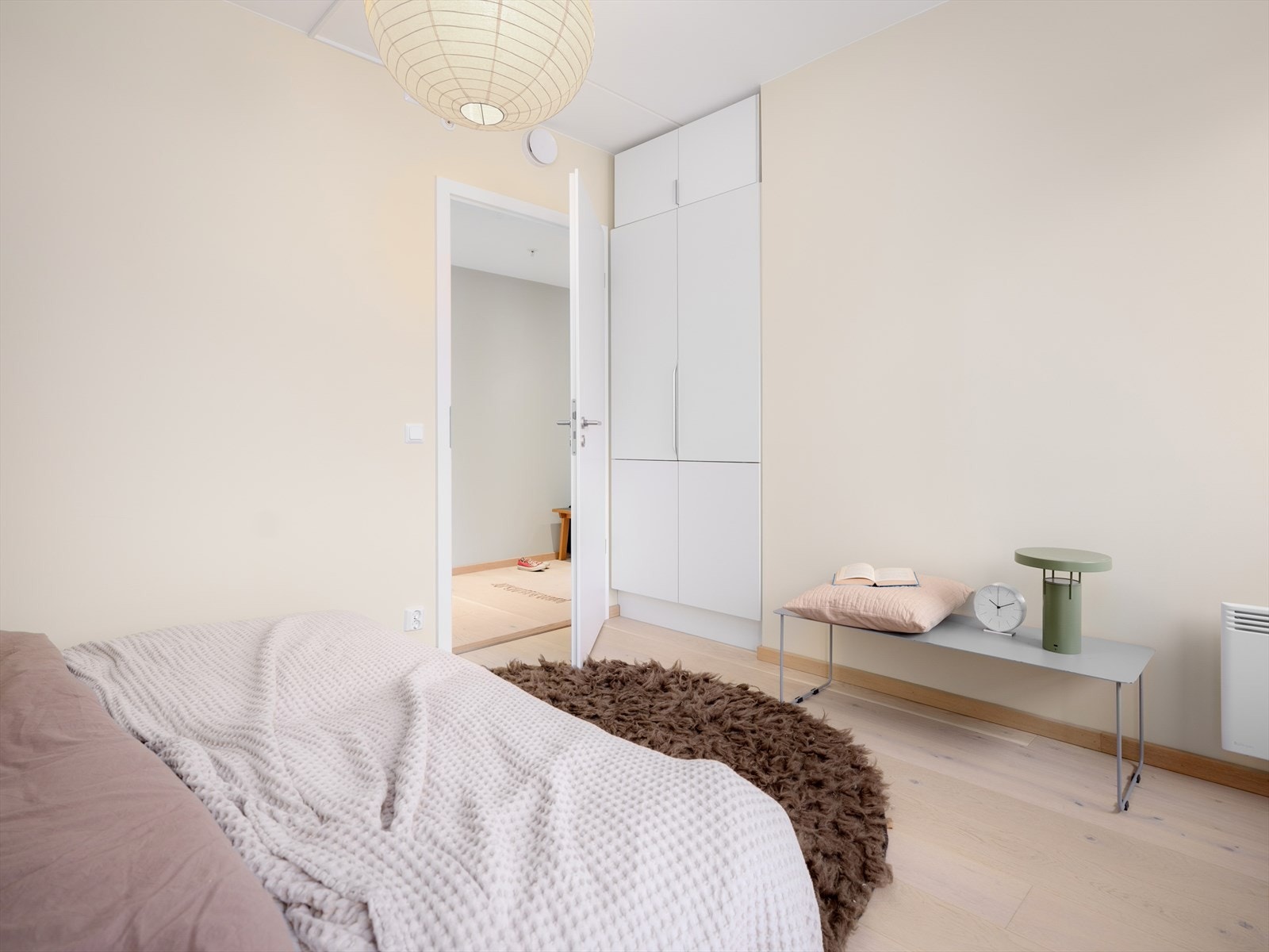 Det er gode oppbevaringsmuligheter i to garderobeløsninger, og plass til andre møbler langs veggflatene. Galleribilde