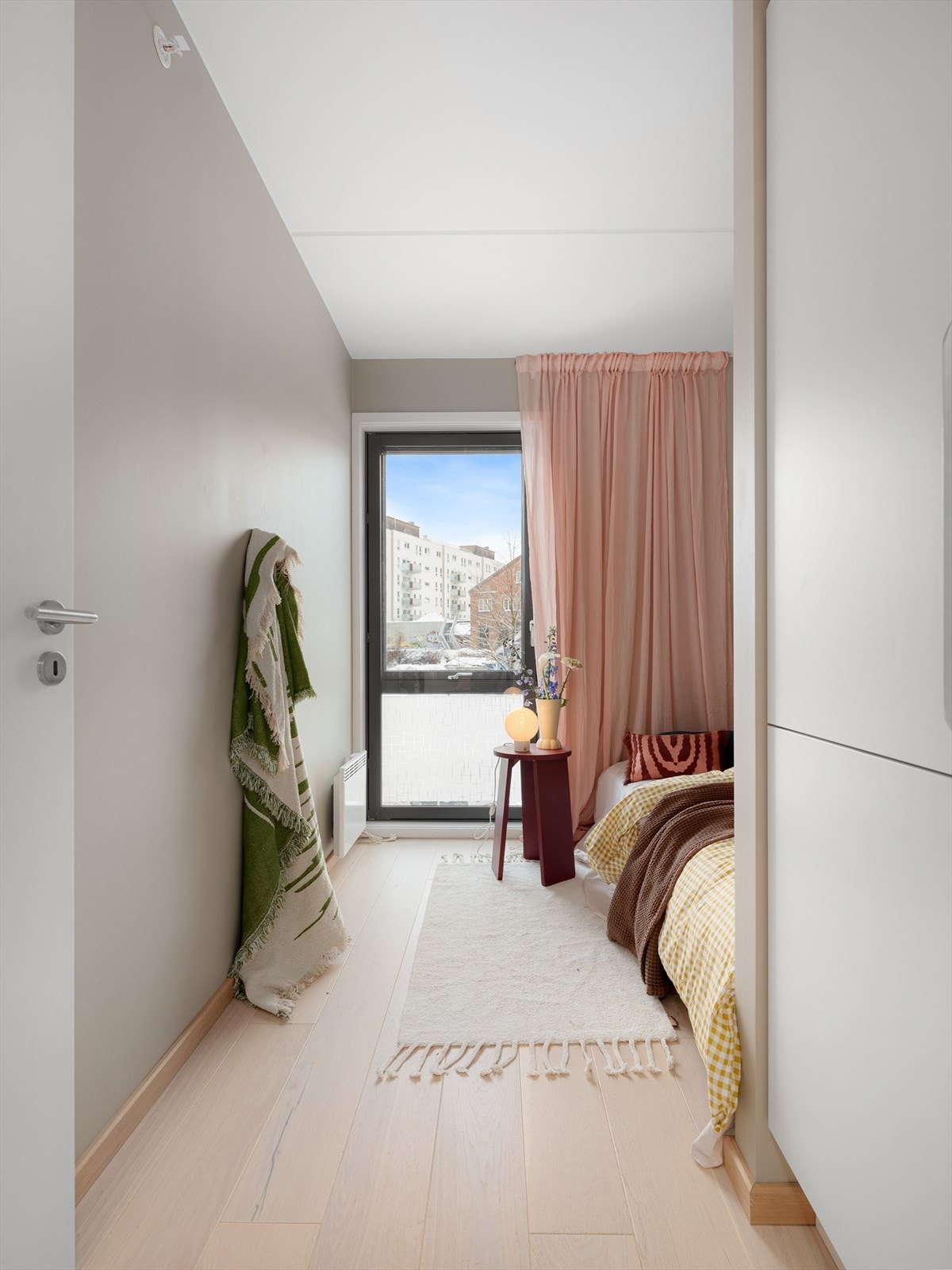 Soverom 2 er malt i en dempet beigetone. Her er det også plass til en stor seng i tillegg til en garderobeløsning. Galleribilde