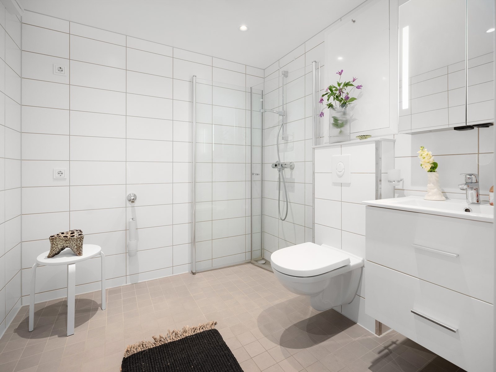 Bad 1: Dette store og flotte badet garanterer deg en god start på dagen! Det er opplegg for vaskemaskin og tørketrommel til venstre for dusjen. Galleribilde