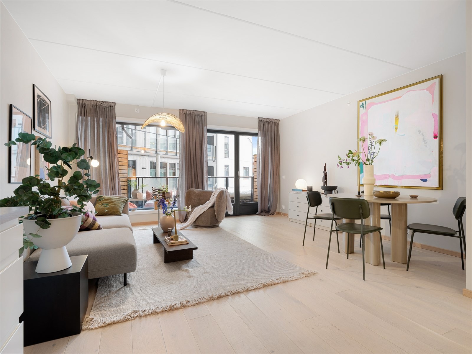 Stuen er nok denne leilighetens favorittrom med sin åpne og sosiale planløsning. Rikelig med lys flommer inn fra de store vindusflatene. Galleribilde