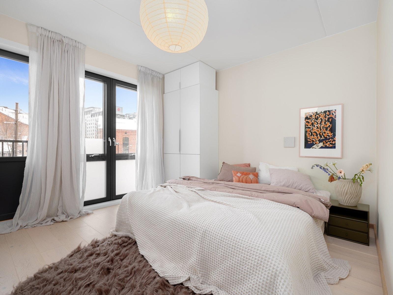 Hovedsoverommet er malt i en vårlig lysegul fargetone og har rikelig med boltreplass. Galleribilde