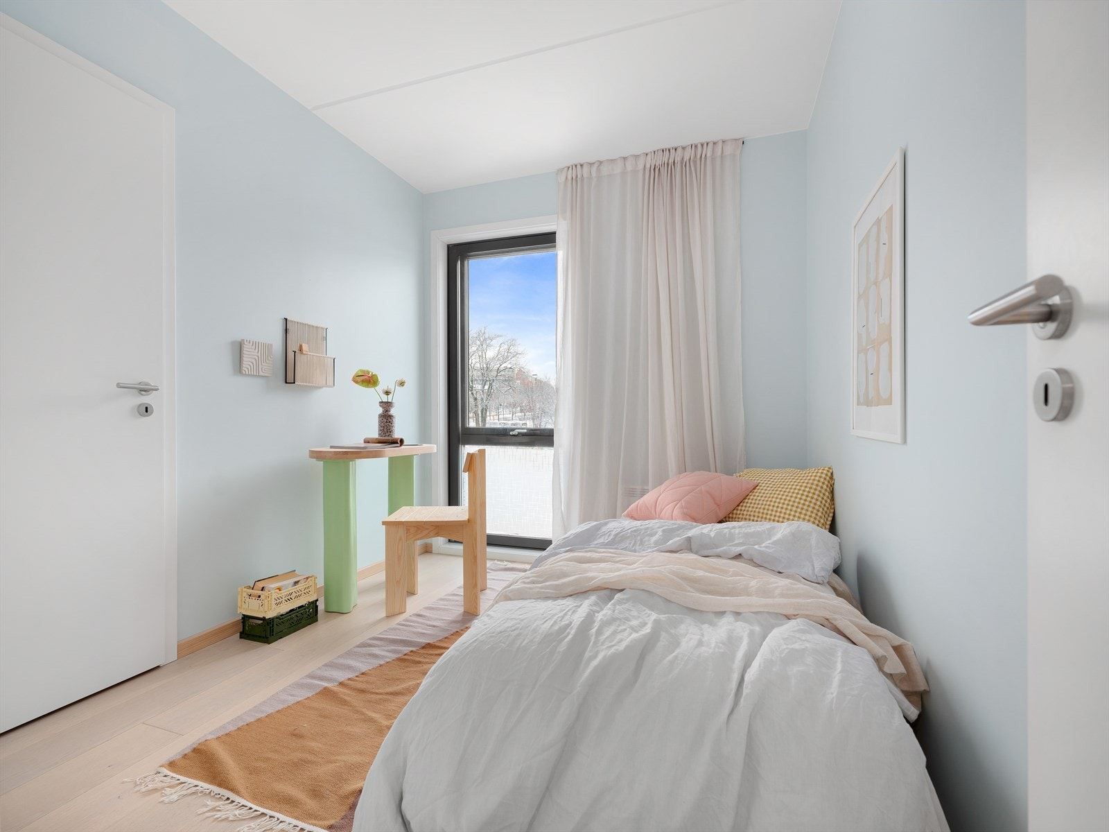 Soverom 3 er malt i en forfriskende og lys blåtone. Herfra har du direkte inngang til en praktisk innvendig bod/walk in. Galleribilde