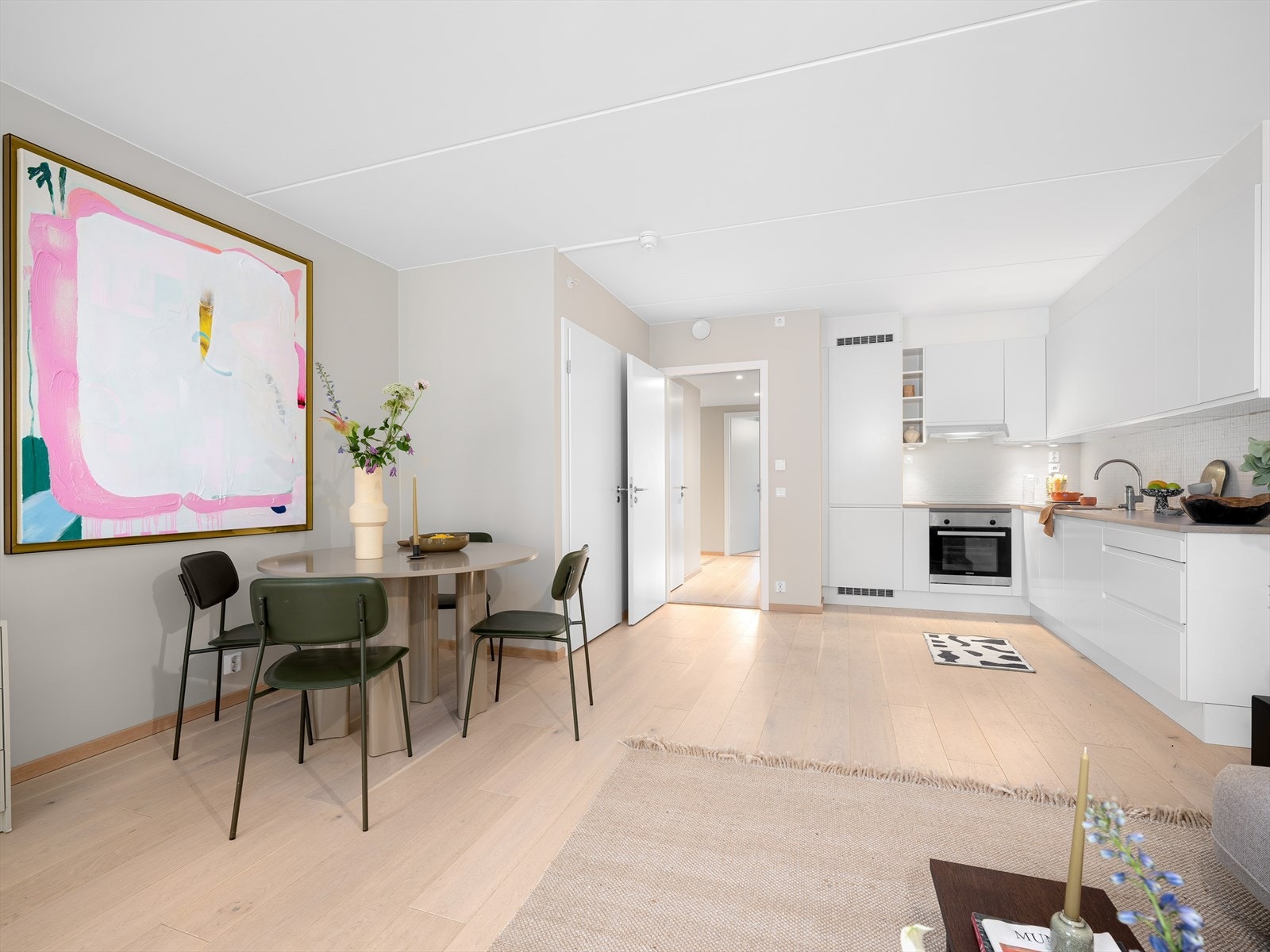 Kjøkkenet har en åpen og sosial løsning. Her kan kokken svinge seg rundt og fortsatt holde samtalen i gang med sine gjester. Galleribilde