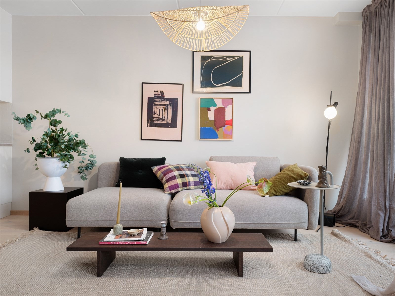 Det er god plass til en stor lounge sofagruppe med plass til hele familen eller vennegjengen. Galleribilde