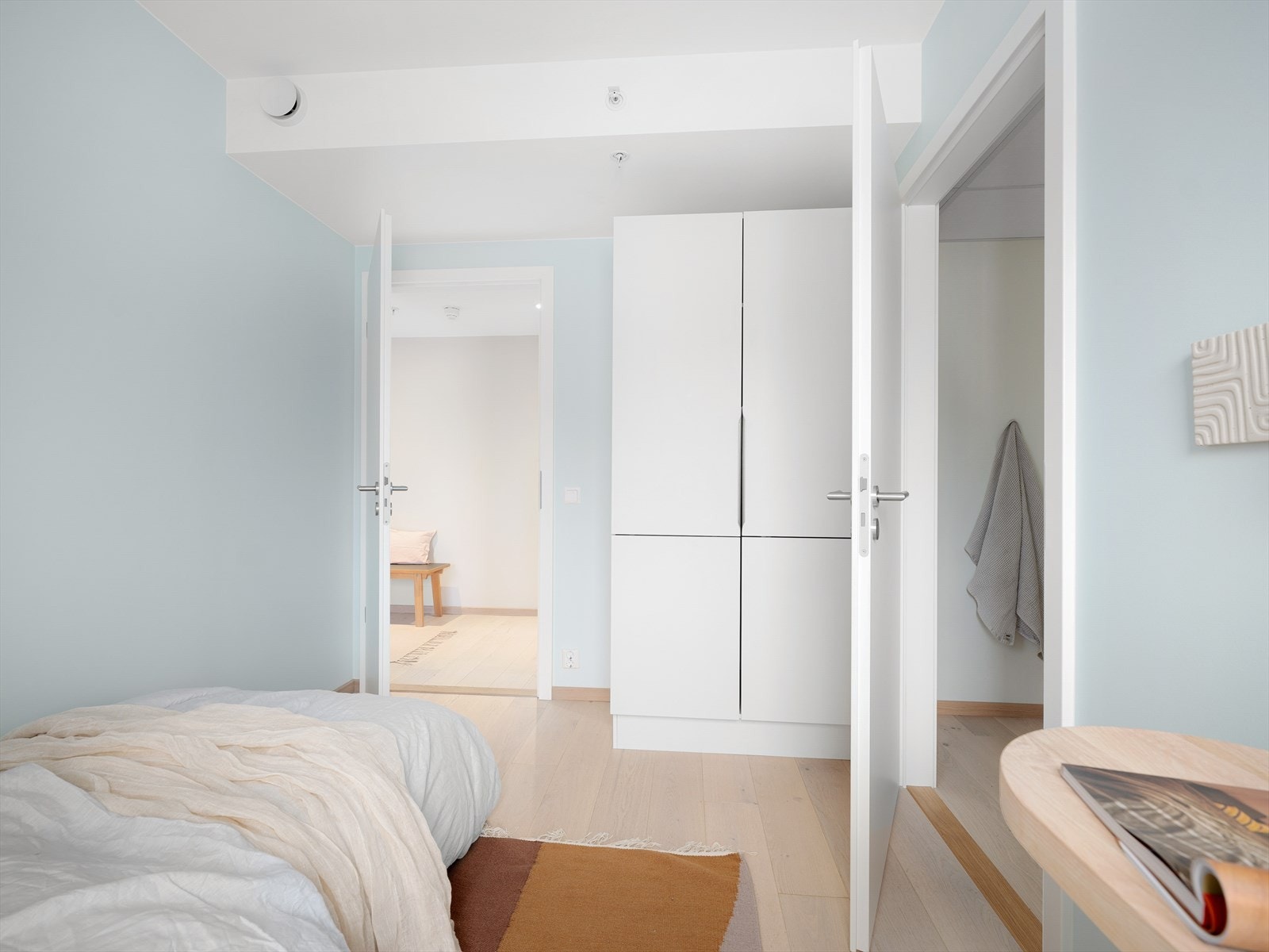 Med sin supersentrale plassering er denne leiligheten perfekt for et urbant par, en familie eller som et utleieobjekt. Antatt leieinntekt pr mnd er ca kr. 28.000,- Galleribilde