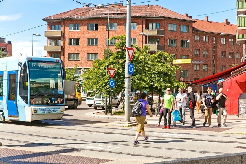 Det er et veldig godt kollektivtilbud i området, med både trikk, t-bane, tog og buss. Blant annet går 31-bussen døgnet rundt. Galleribilde