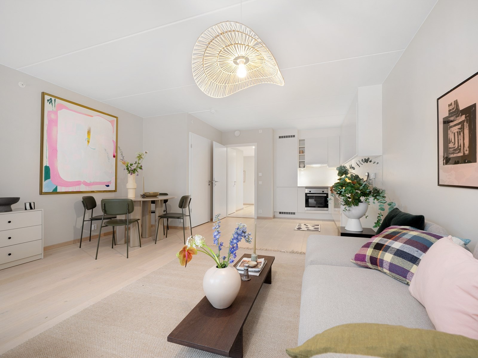 Det er også fint rom for et spisebord i det ene hjørnet. Alternativt kan denne også settes nærmere kjøkkeninnredningen. Galleribilde