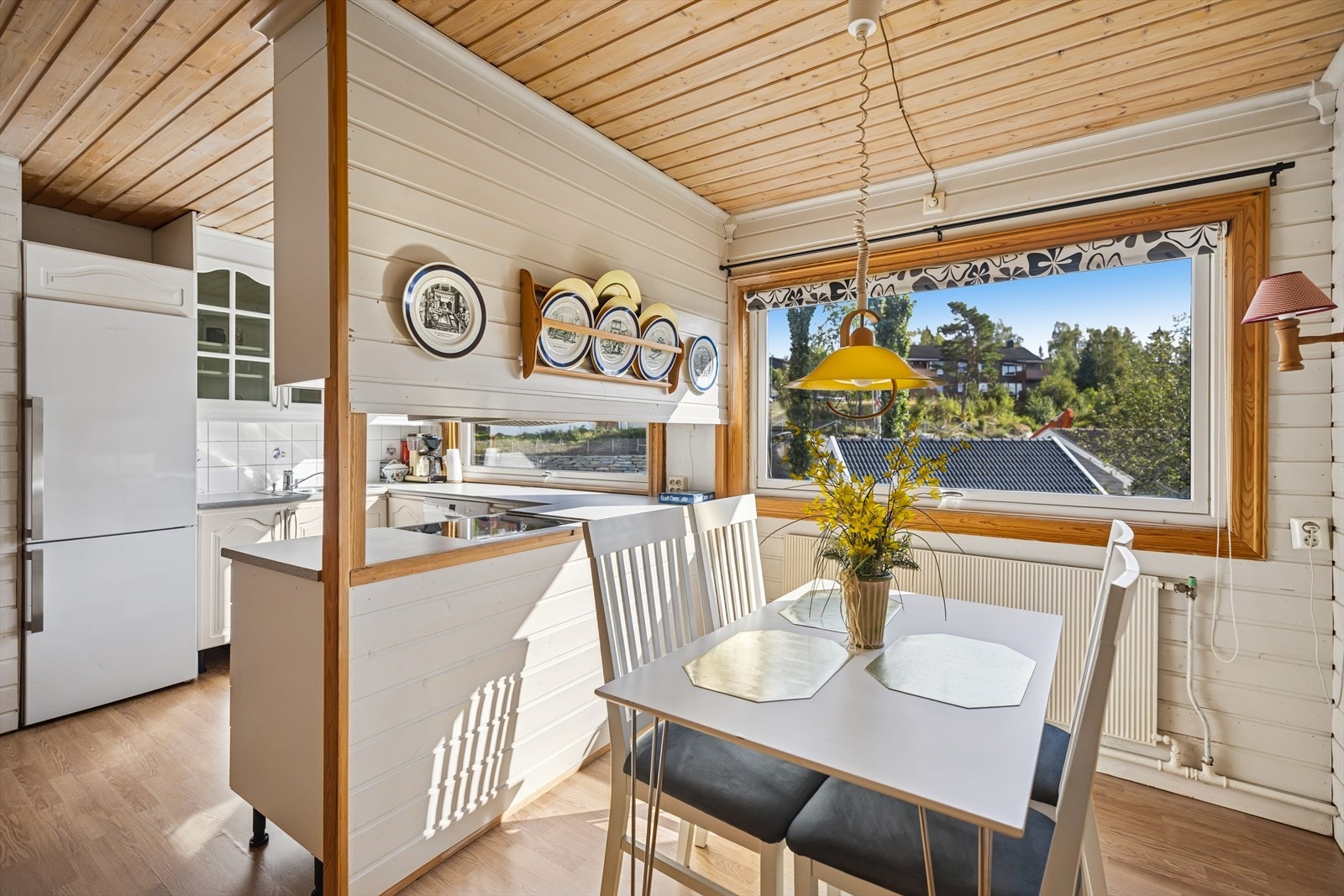 Kjøkkenet har plass til spisebord. Galleribilde