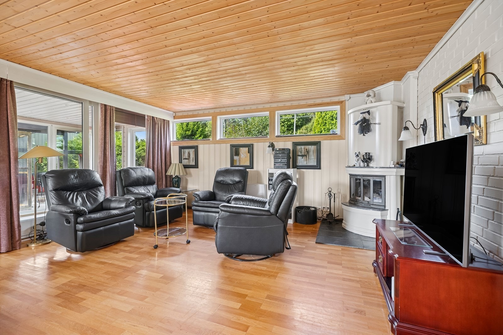 Boligen har flere stuer, hovedstuen er lys og romslig, og har god plass til møblering i flere soner. Galleribilde