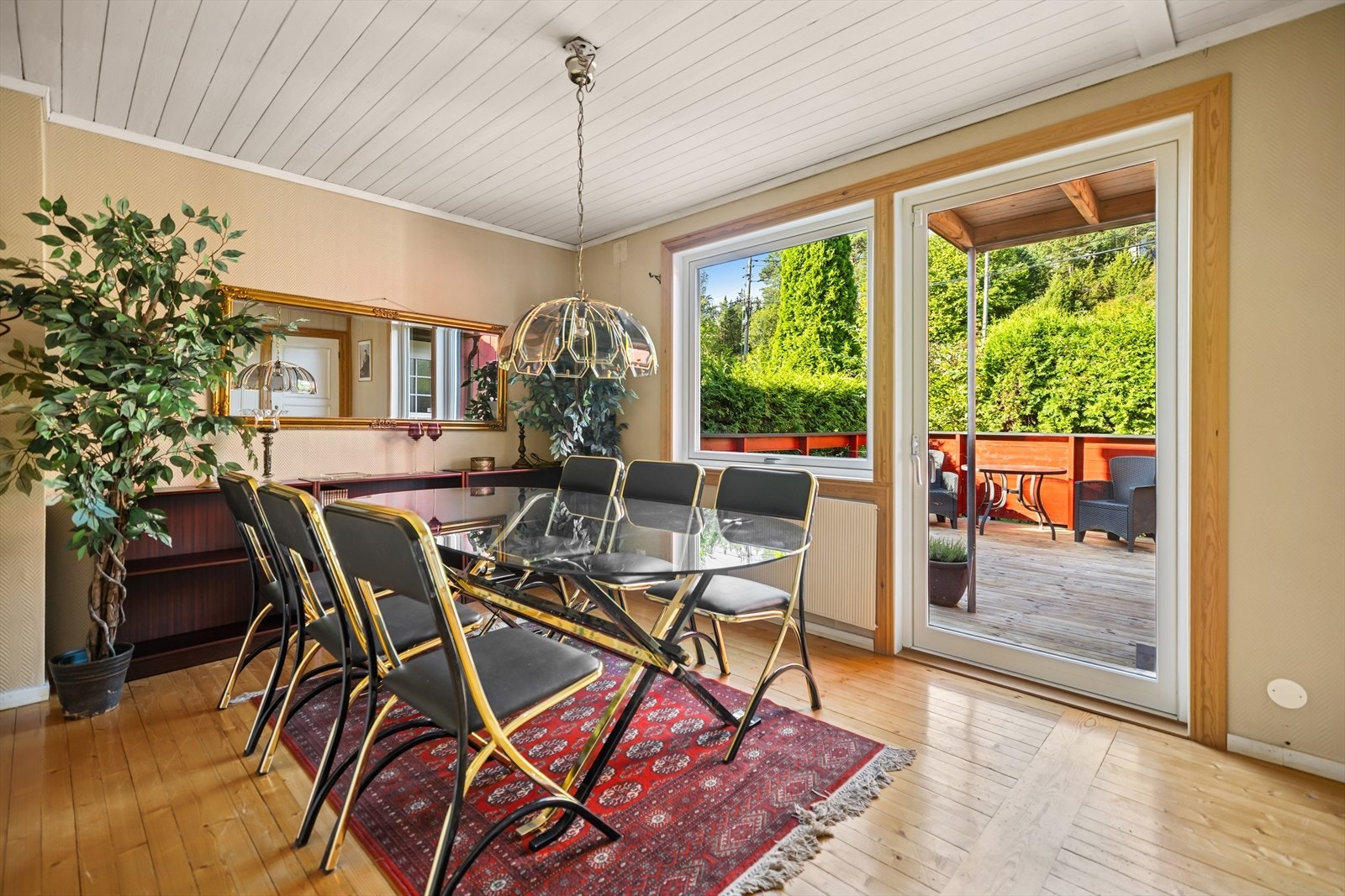Romslig spisestue med utgang til terrasse. Galleribilde