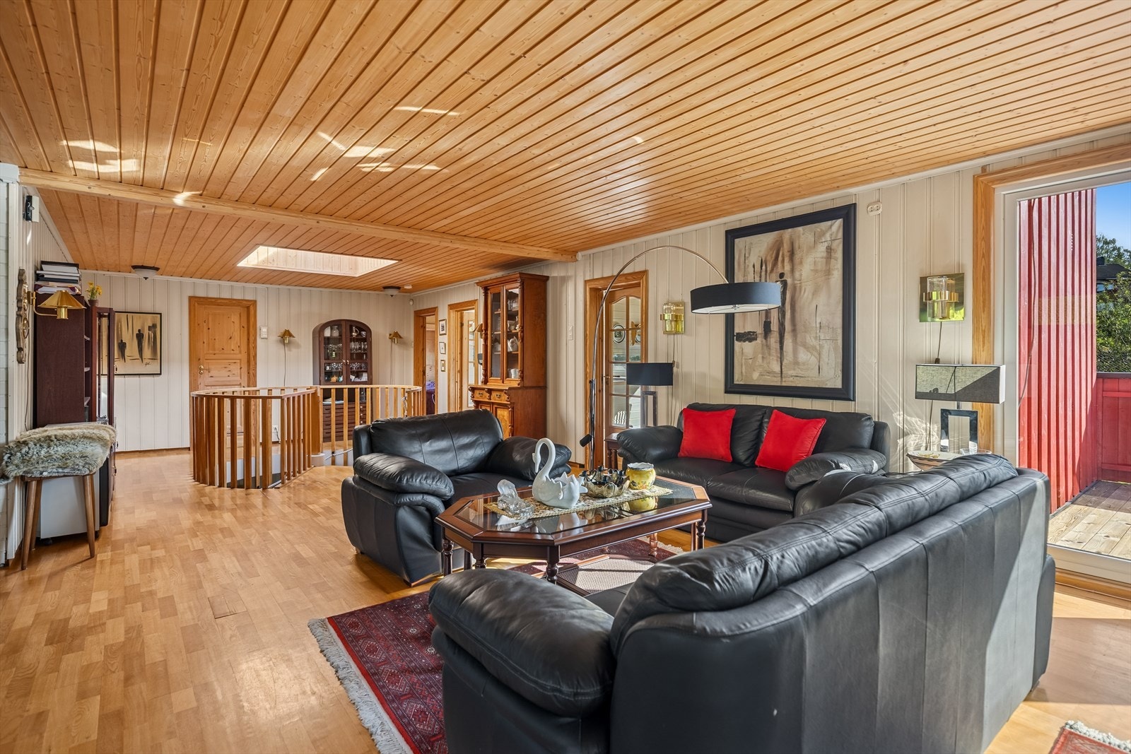 Fra stuen går trappen ned til første etasje. Galleribilde