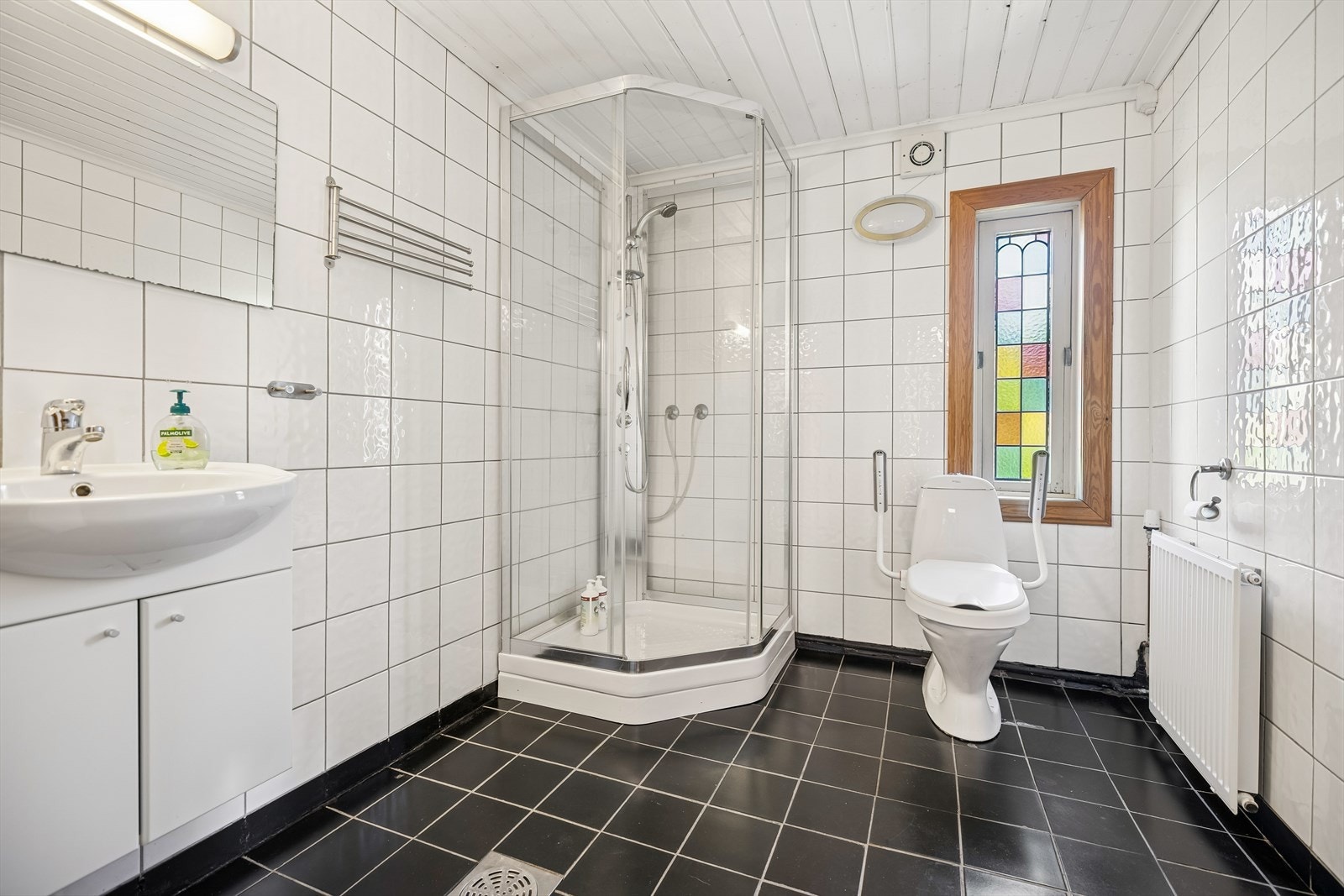 Eier opplyser at badet er oppusset. Badet har fliser på vegger og panel i taket. Gulvet er flislagt og har elektriske varmekabler og radiator. Galleribilde