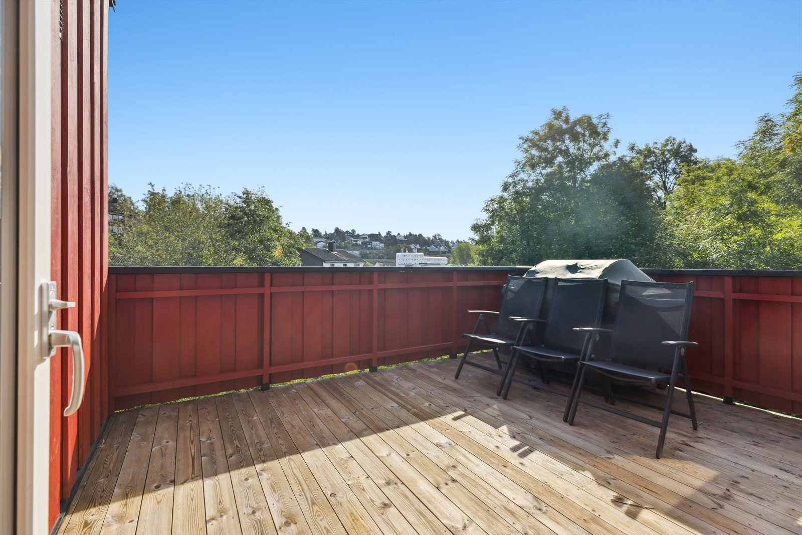 Eiendommen har fine uteplasser. Galleribilde