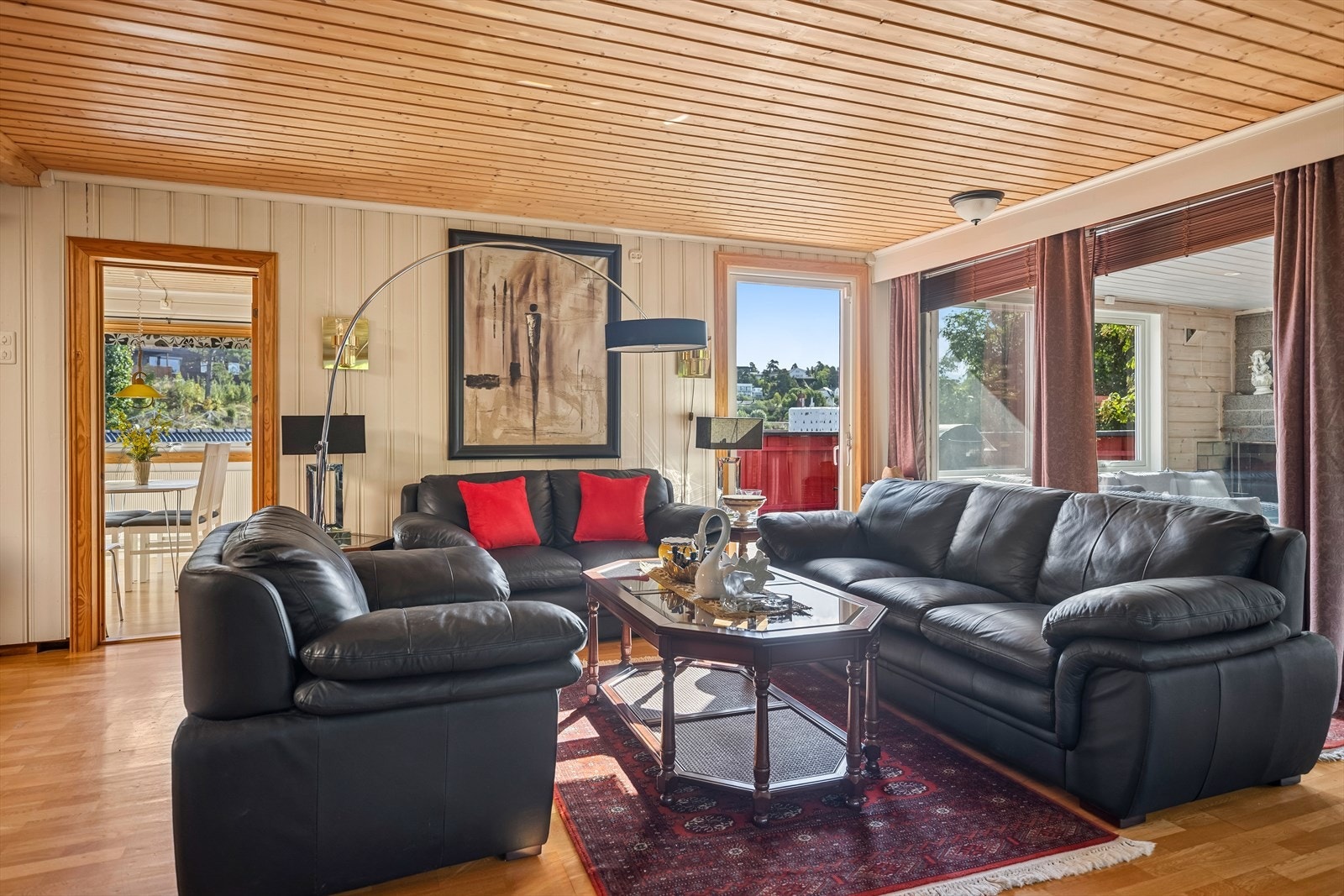 Stuen har god plass til en romslig sofagruppe. Galleribilde