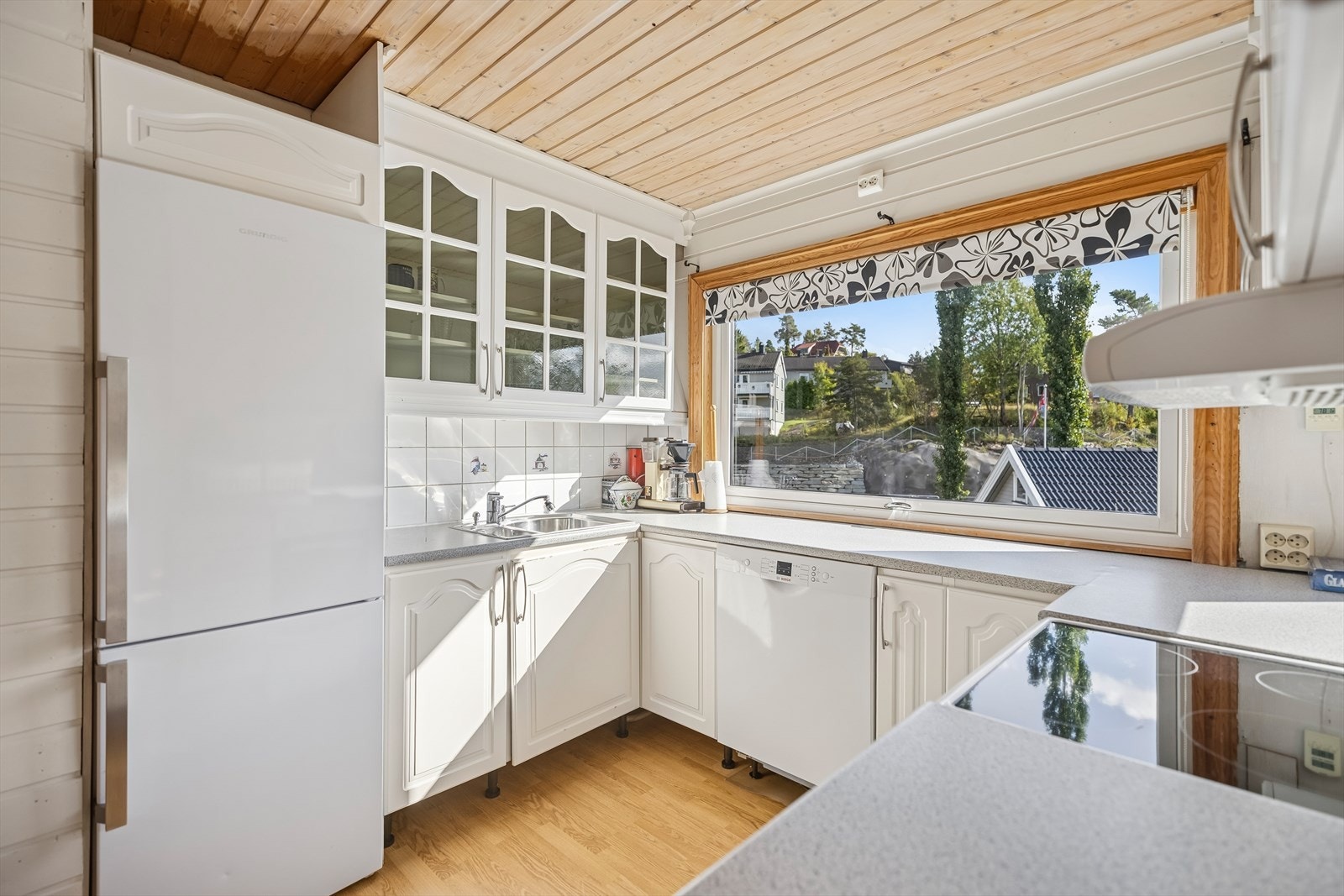 Fliser og belysning over benken gir både funksjon og et pent visuelt løft. Galleribilde