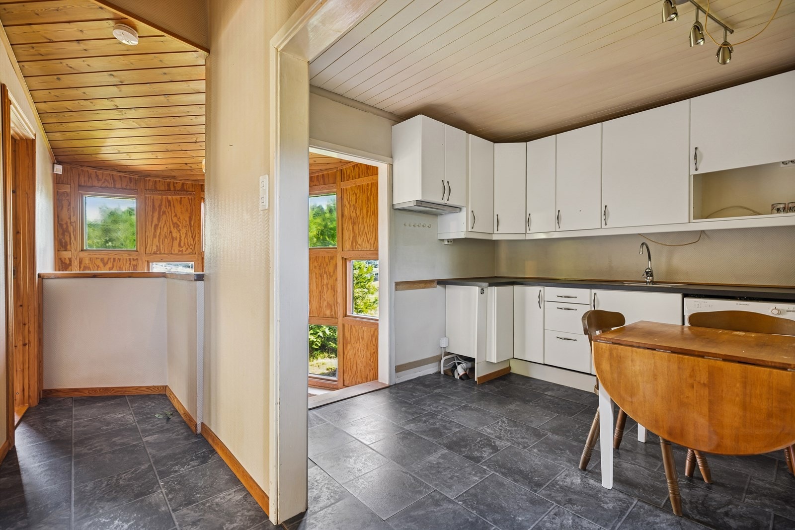 Kjøkkenet har plass til spisebord. Galleribilde