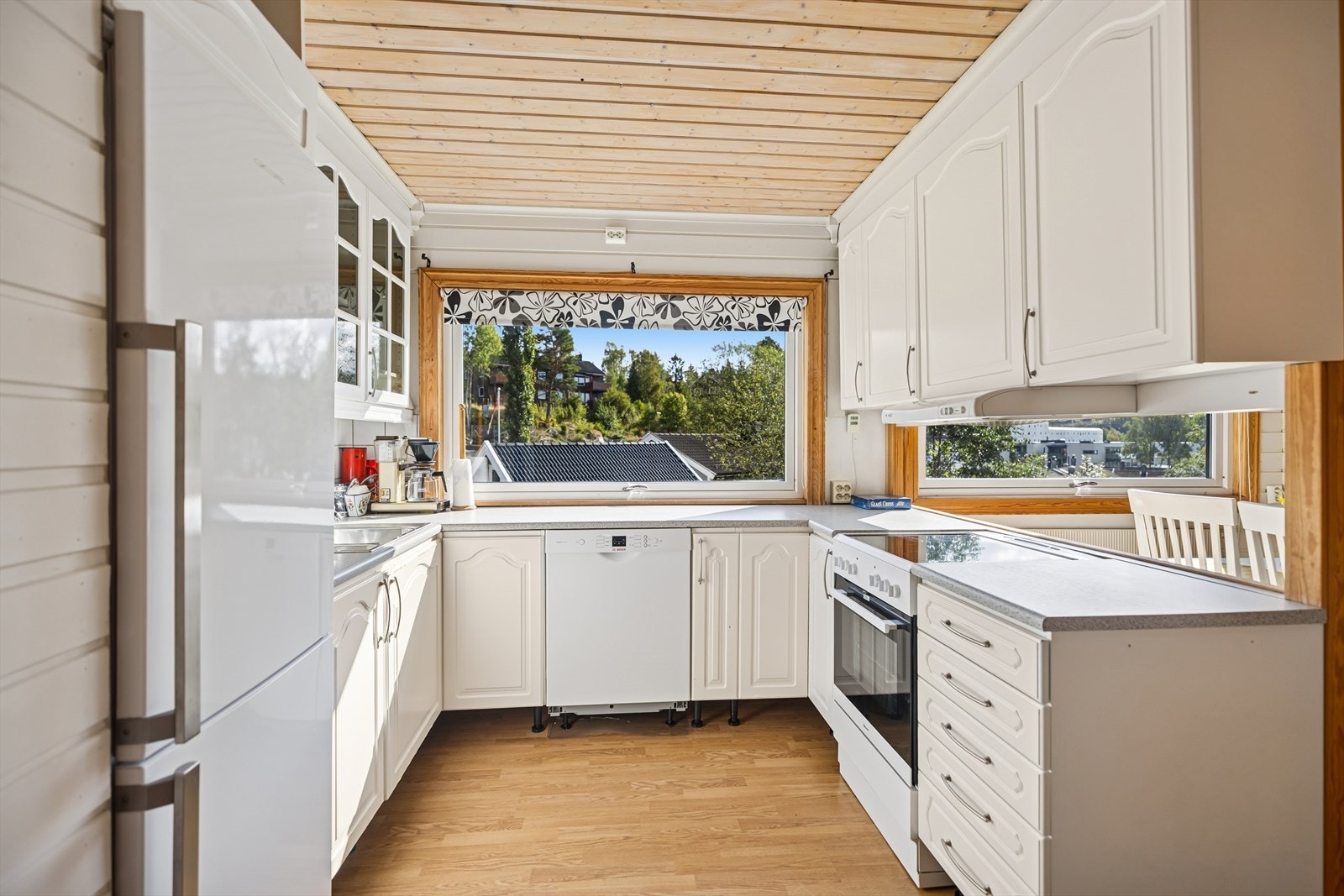 Kjøkkenet har en klassisk innredning med profilerte fronter og benkeplate i laminat, som gir et tidløst og praktisk uttrykk. Galleribilde