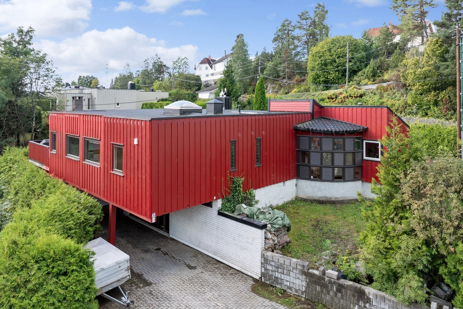 Velkommen til Th. Kittelsens vei 1. En stor enebolig med særpreg, oppført i 1968. Boligen er svært innholdsrik, og går over to etasjer. Galleribilde