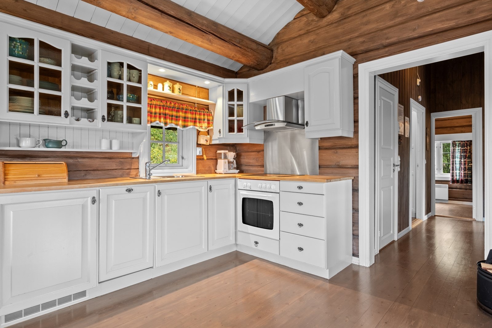 Innredning med mekanisk avtrekksvifte over stekesonen. Det er integrert kjøleskap, stekovn, platetopp og oppvaskmaskin. Galleribilde