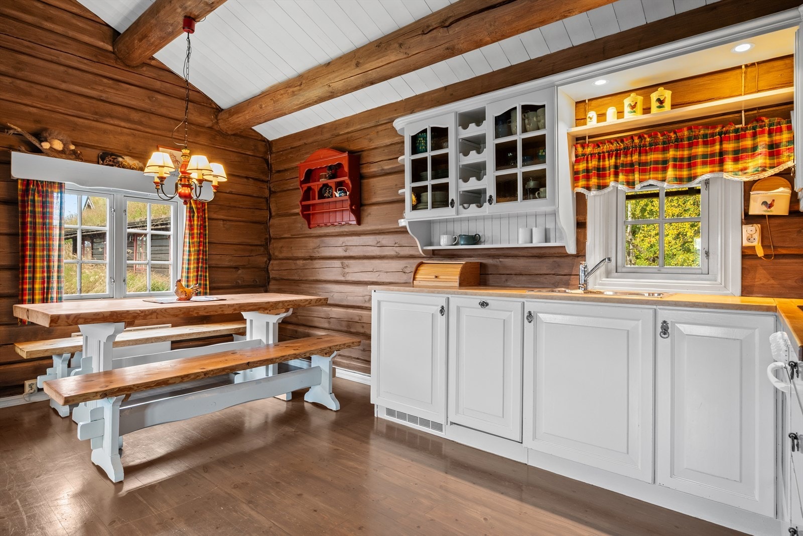 Det er god plass til romslig spisegruppe ved kjøkken Galleribilde