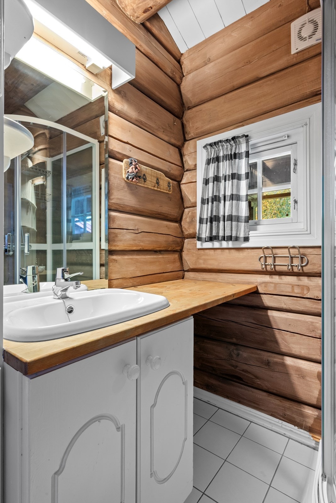 Utstyrt med dusjkabinett, servantskap, wc, opplegg for vaskemaskin og mekanisk avtrekk. Galleribilde