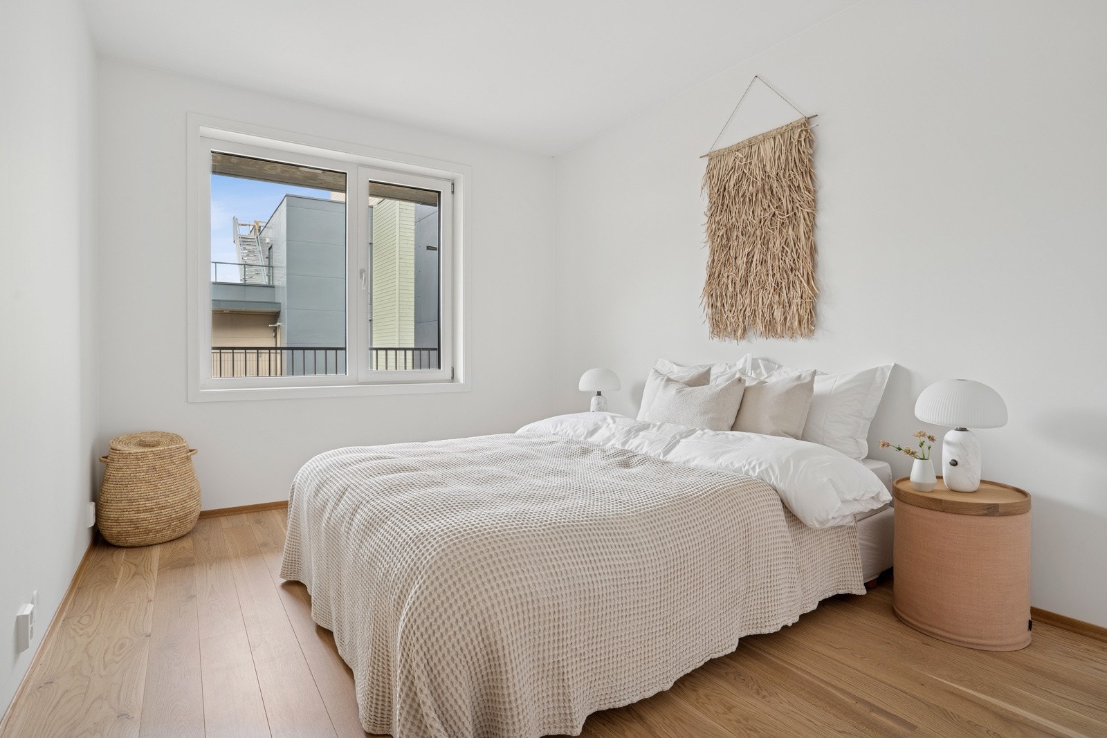 Hovedsoverom har en romslig utforming med god plass til en stor seng og tilhørende møbler. Galleribilde