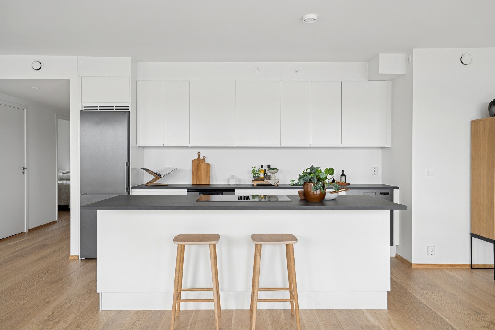 Kjøkkenet har en praktisk øy med ekstra lagringsplass. Galleribilde