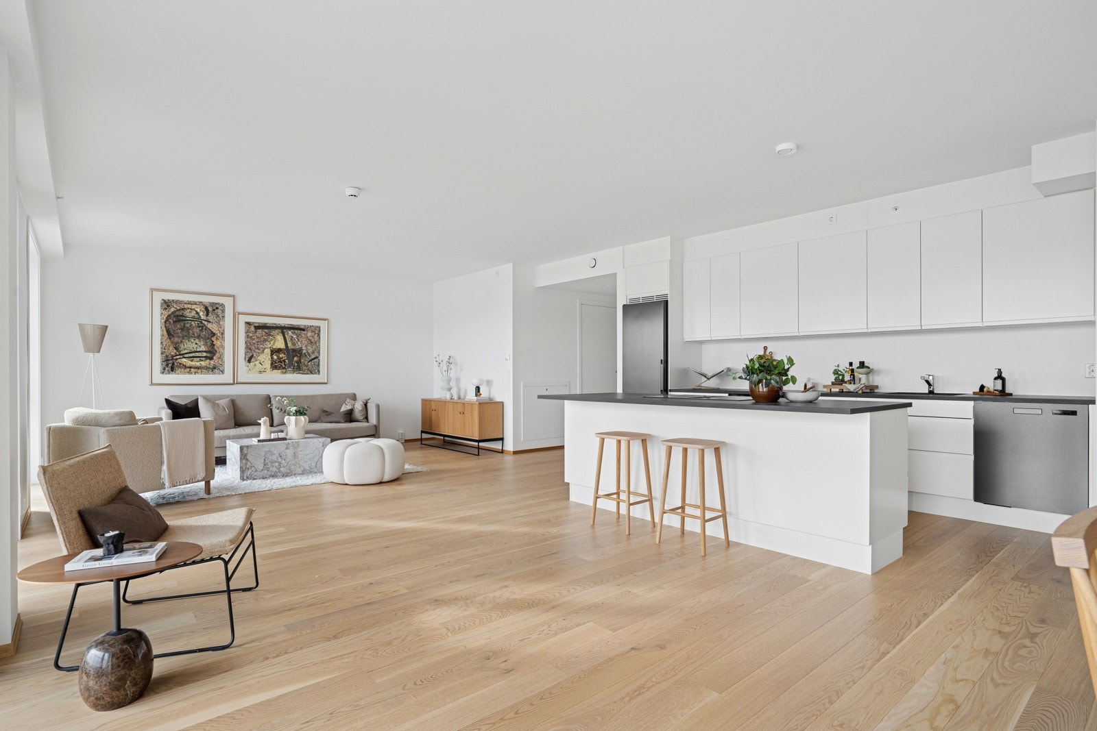 De store vindusflatene sørger for rikelig med naturlig lys inn i leiligheten. Galleribilde