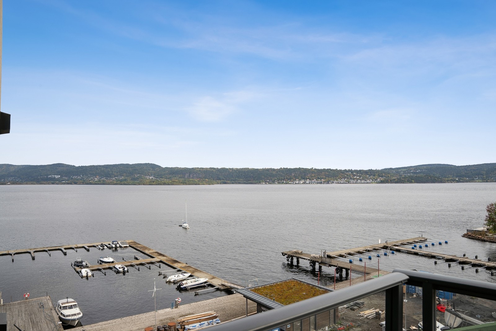Balkongen nyter morgensol og utsikt over fjorden. Galleribilde
