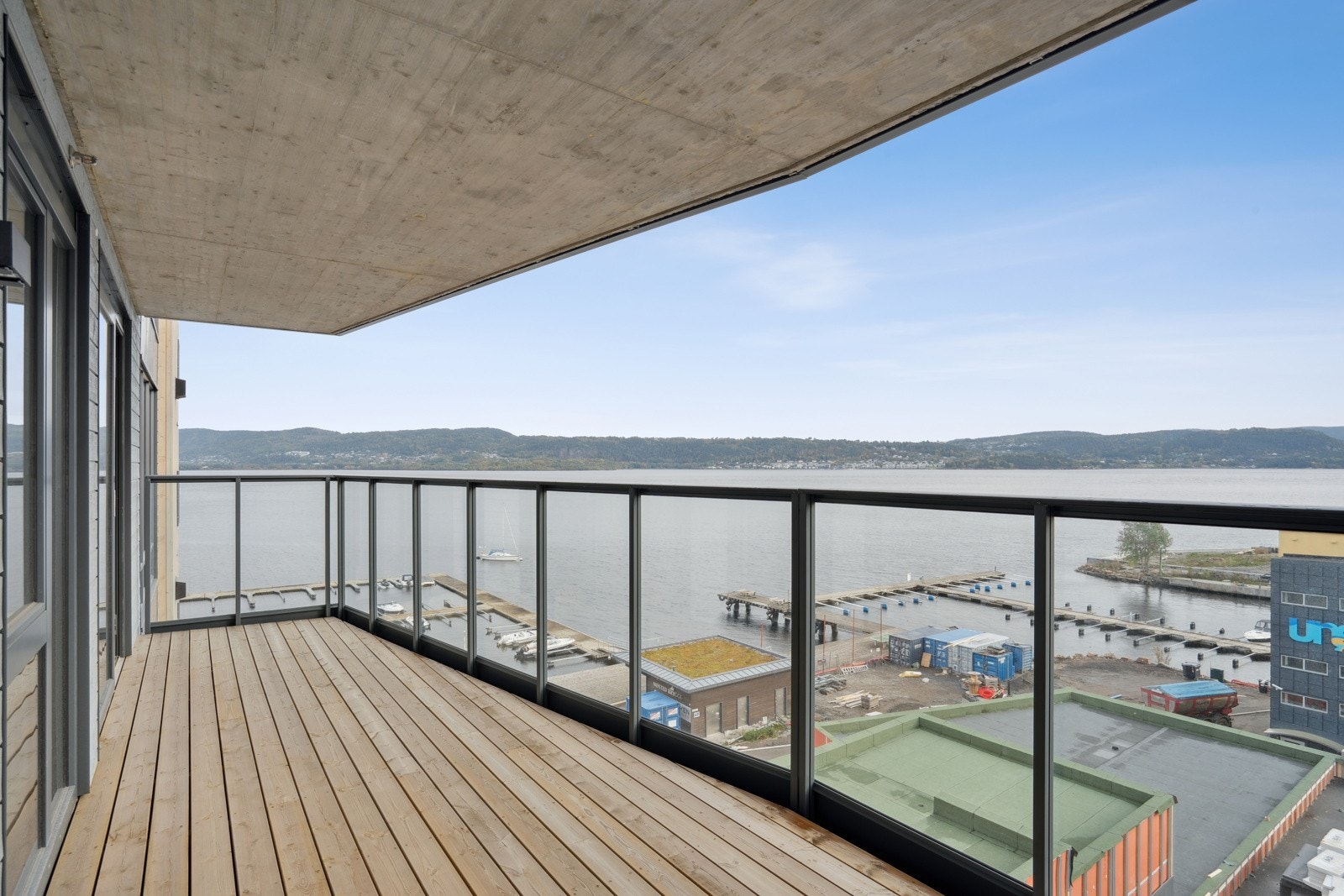 Balkongen er av god størrelse og måler ca.14,8 m² med flott utsikt. Galleribilde