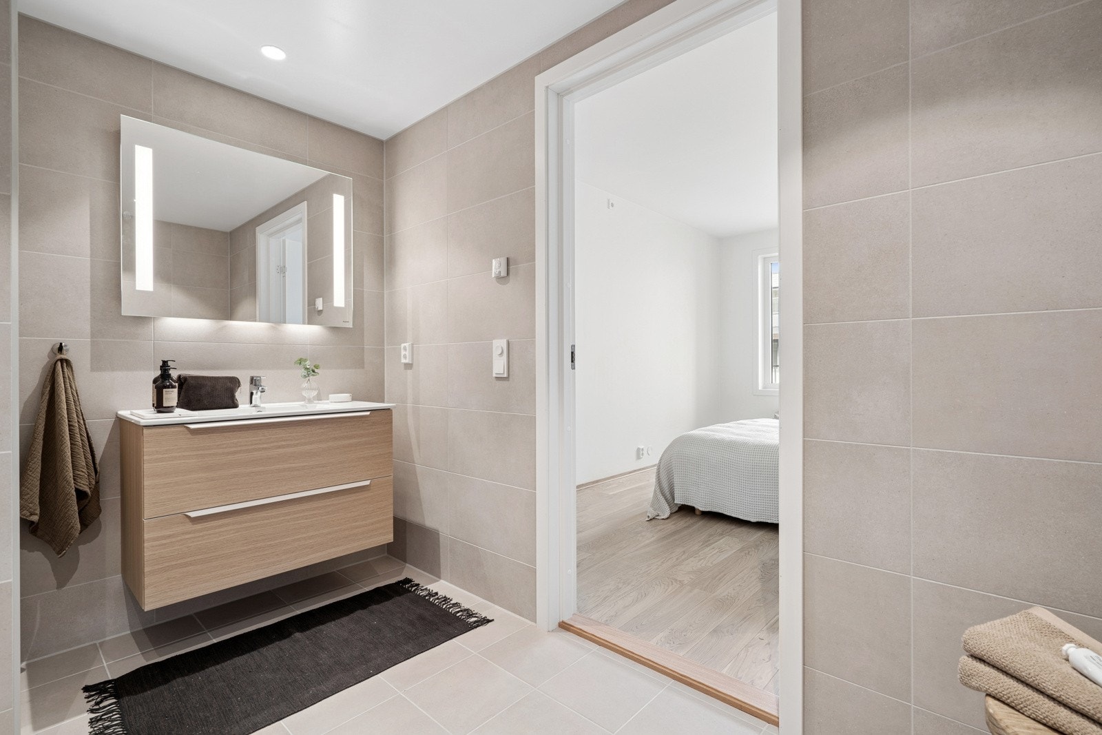 Leiligheten har to delikate baderom, begge med moderne flislagte overflater, behagelig gulvvarme og downlightsbelysning. Galleribilde