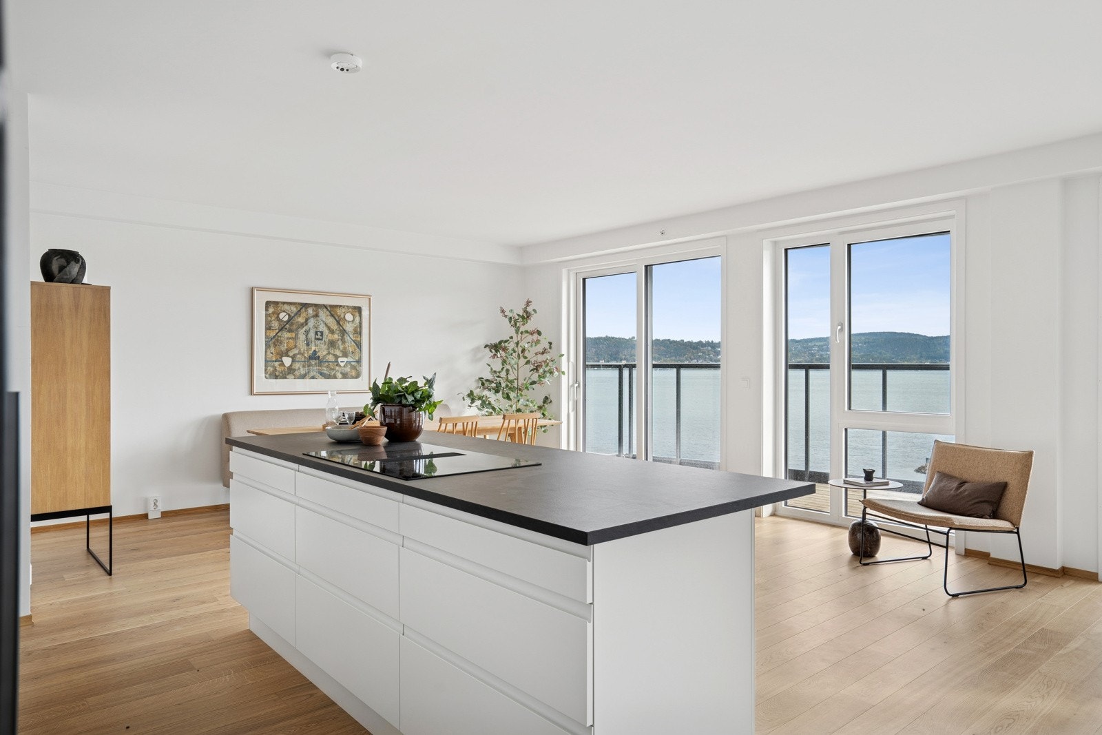 Fra stue/kjøkkendelen er det direkte utgang til overbygd balkong. Galleribilde