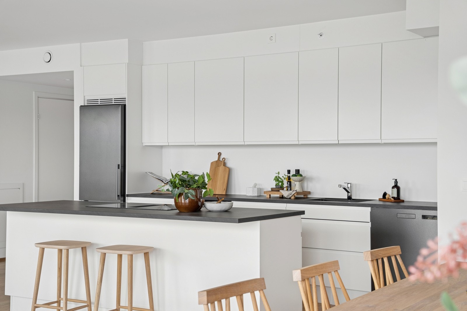 Åpen kjøkkenløsning levert av HTH med integrerte hvitevarer. Galleribilde