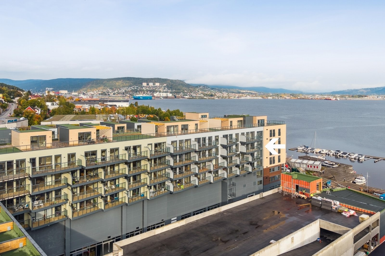 Leiligheten ligger i byggets 6.etasje med flott utsikt over fjorden. Galleribilde